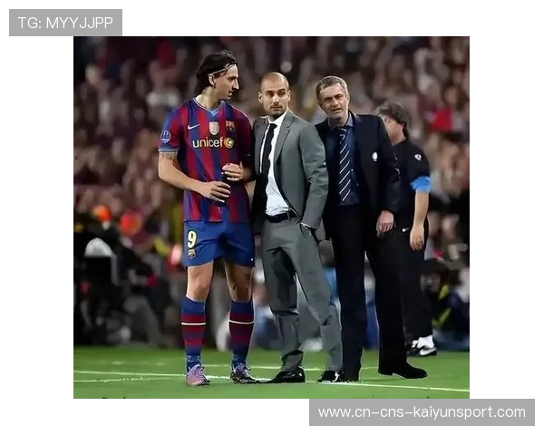 中场休息时，瓜迪奥拉与助教在战术板前激烈讨论