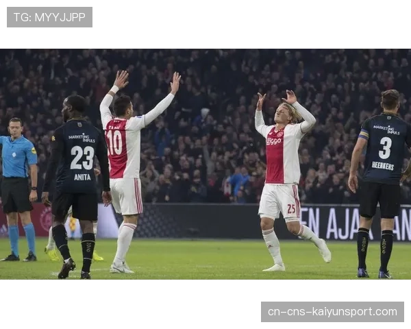 VAR长时间介入，判定本菲卡进球前对阿贾克斯门将犯规在先